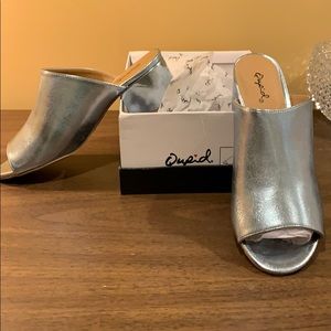 NWOT Metalic open toed mules by Qupid. 🔥🌞
